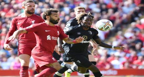 محمد صلاح يتناسى غيابه عن التسجيل بمشاهدة مسلسل "ذا لاست كينجدوم" (صورة)